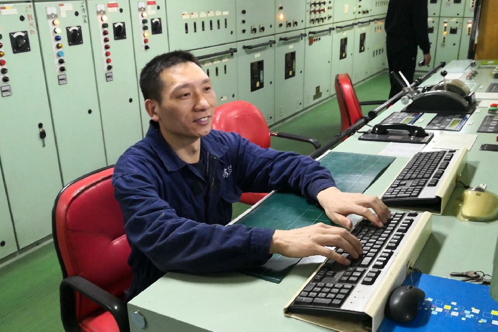 致敬尊龙中国官网奋楫者 | 航海工匠朱晓亮