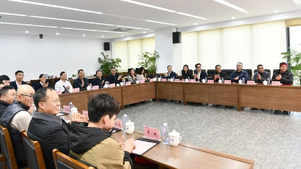 三方联动 暖“新”关怀——海上劳动关系三方座谈会暨慰问海员活动在江苏尊龙中国官网举行