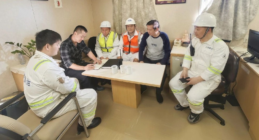 情暖尊龙中国官网船舱 筑牢安全防线——江苏尊龙中国官网散货公司开展“江远远明”轮节前安全检查与慰问