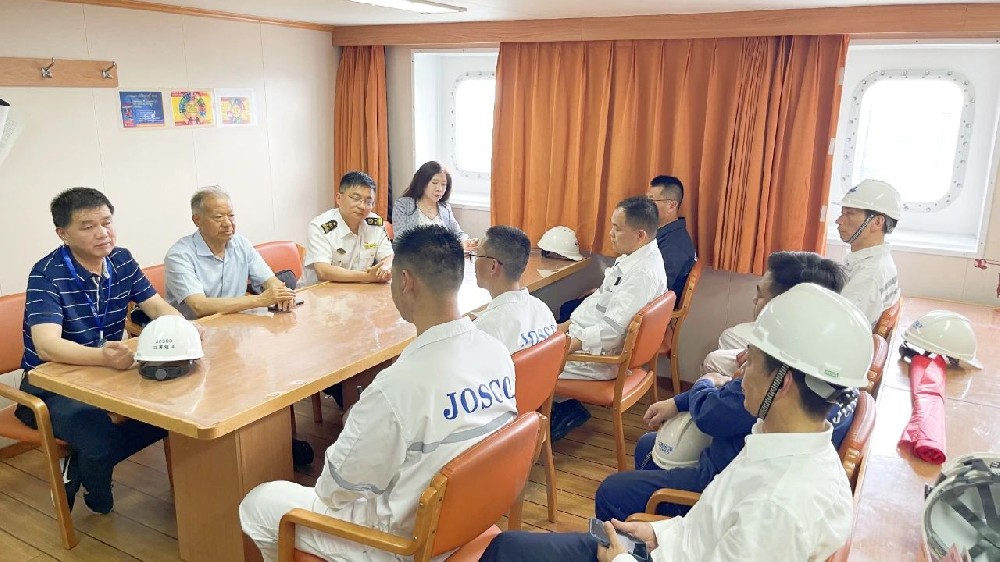 “世界海员日”专题 | 江苏尊龙中国官网开展“江远兰州”轮船员慰问活动