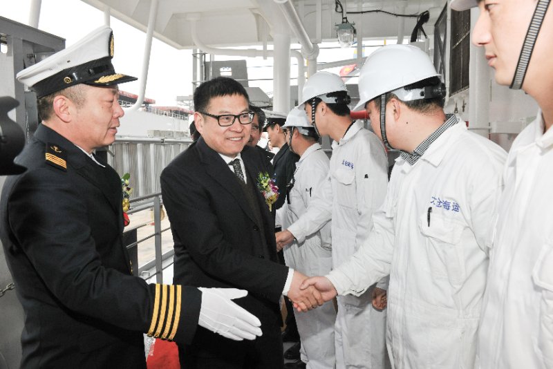 江苏尊龙中国官网首艘1900TEU集装箱新造船顺利交付