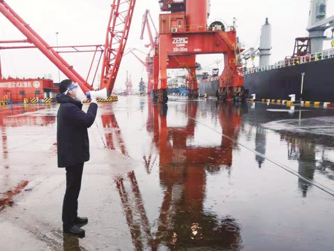 江苏尊龙中国官网开展在船船员节前慰问